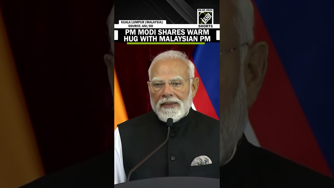 PM Modi shares warm hug with Malaysian PM after ending his speech in Malay with &lsquo;Jumpa Lagi&rsquo;