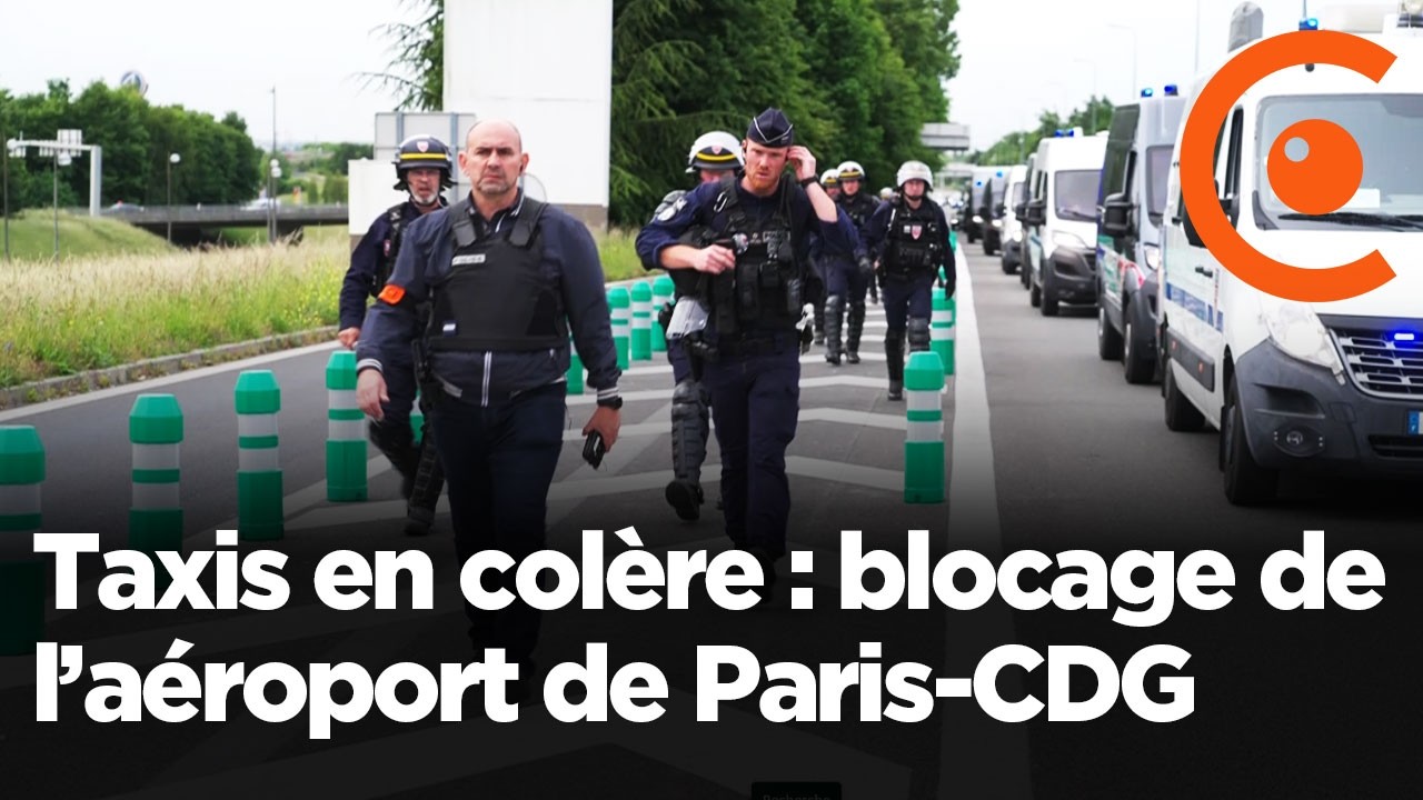 Les taxis en colère bloquent l'accès à l'aéroport Paris-Charles de Gaulle (CDG) sur l'autoroute A1