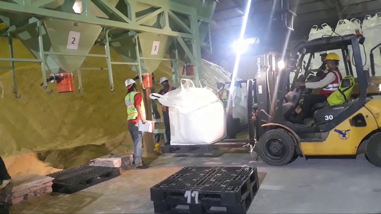 Proses pengarungan gula pasir ke karung jumbo