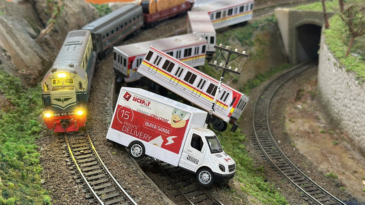Kereta Api Indonesia Anjlok di Tikungan Menabrak Mobil Box Sampai Terguling - Mainan Kereta Api