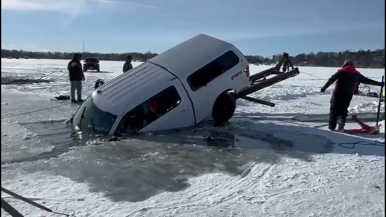 Осуществляется извлечение автомобиля F150, провалившегося под лед на озере Литл-Грин в штате Виск...
