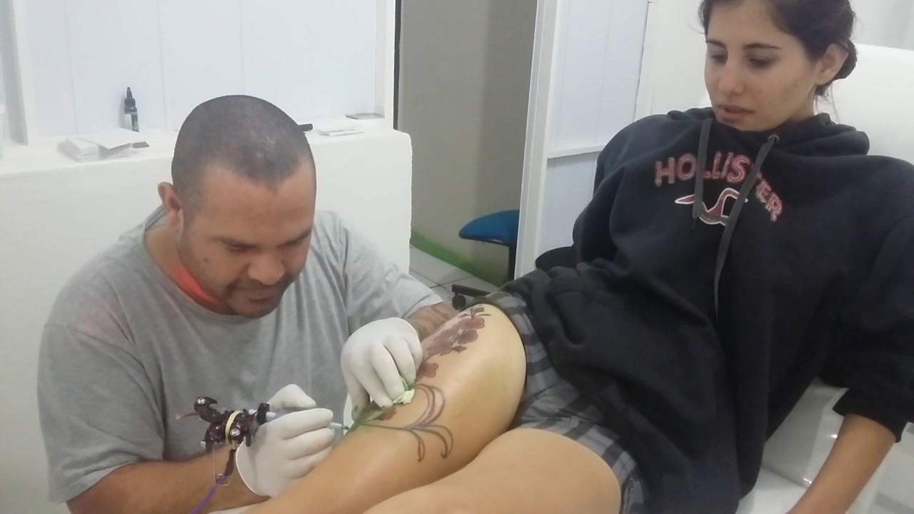 Tatuagem ramo de flor na perna