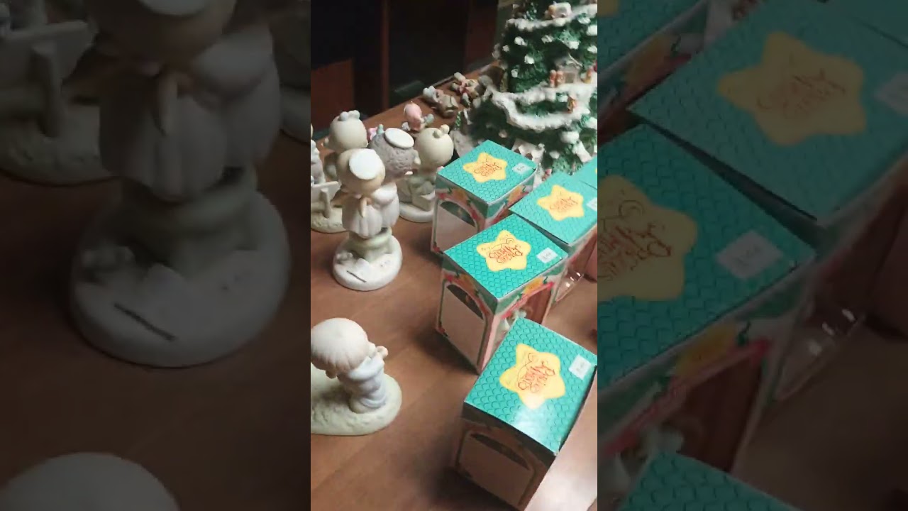 Big surprise in this a bathroom and Christmas decorations 😀