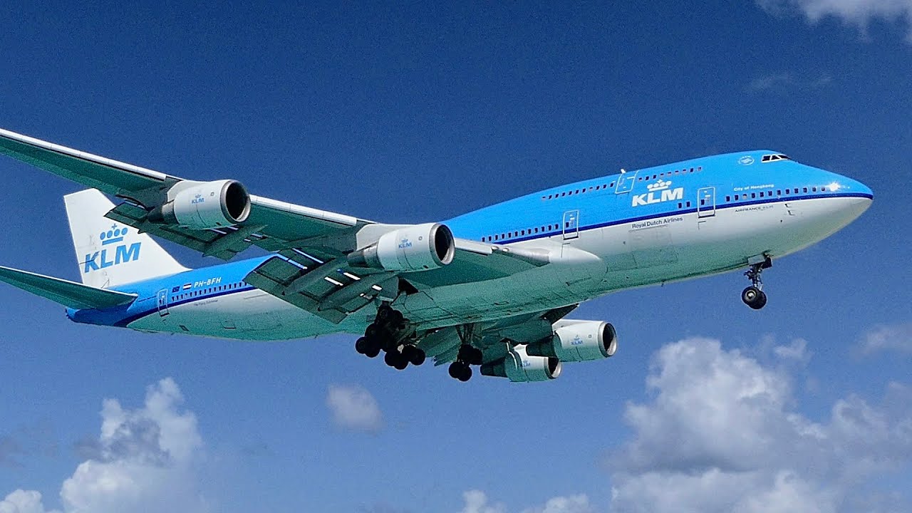 KLM 747 landing St Maarten Maho Beach (with ATC)
