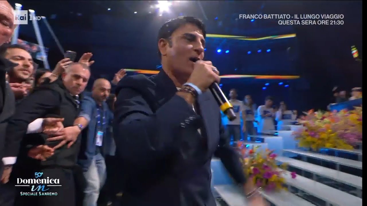 Domenica in | Sal Da Vinci cade in diretta  | mentre canta per sempre si