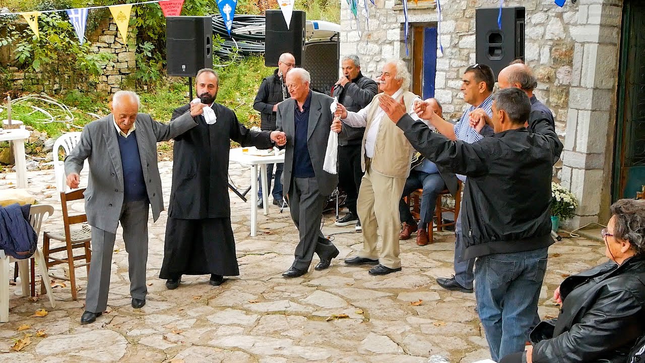 96 ΧΡΟΝΩΝ και ΣΗΚΩΘΗΚΕ να ΧΟΡΕΨΕΙ στο Πανηγύρι του Χωριού του