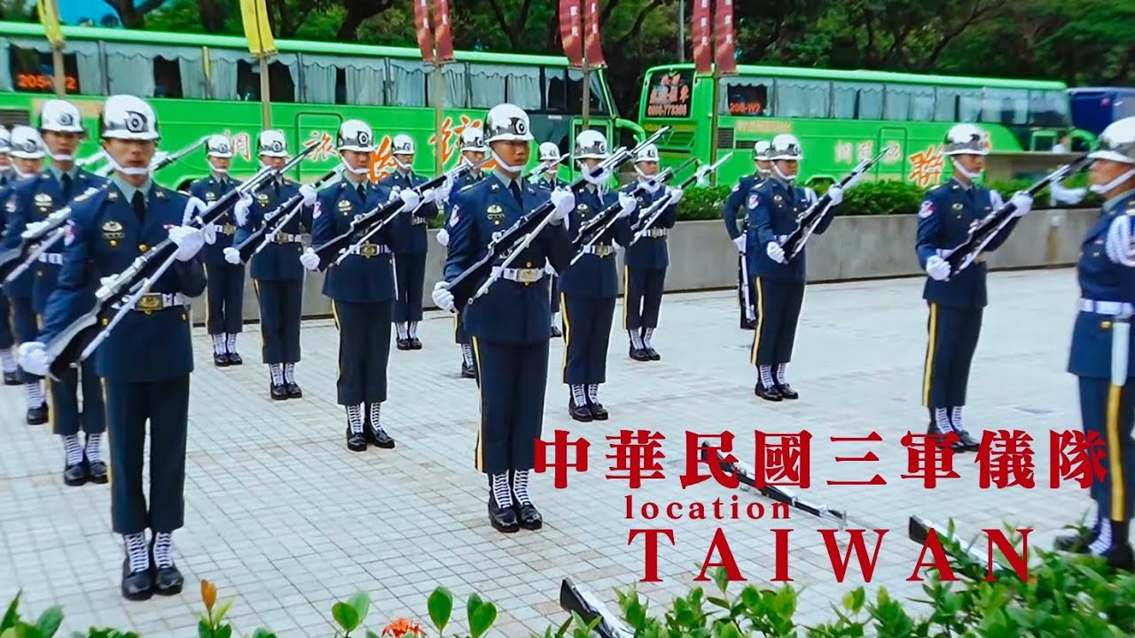TAIWAN   精實訓練，完美操演！中華民國三軍儀隊操演前訓練。三軍儀隊掌旗官。國防部109年全國高級中等學校「儀起來愛國」邀請賽暨軍事校院招生博覽會。109年學儀競賽。中正紀念堂。