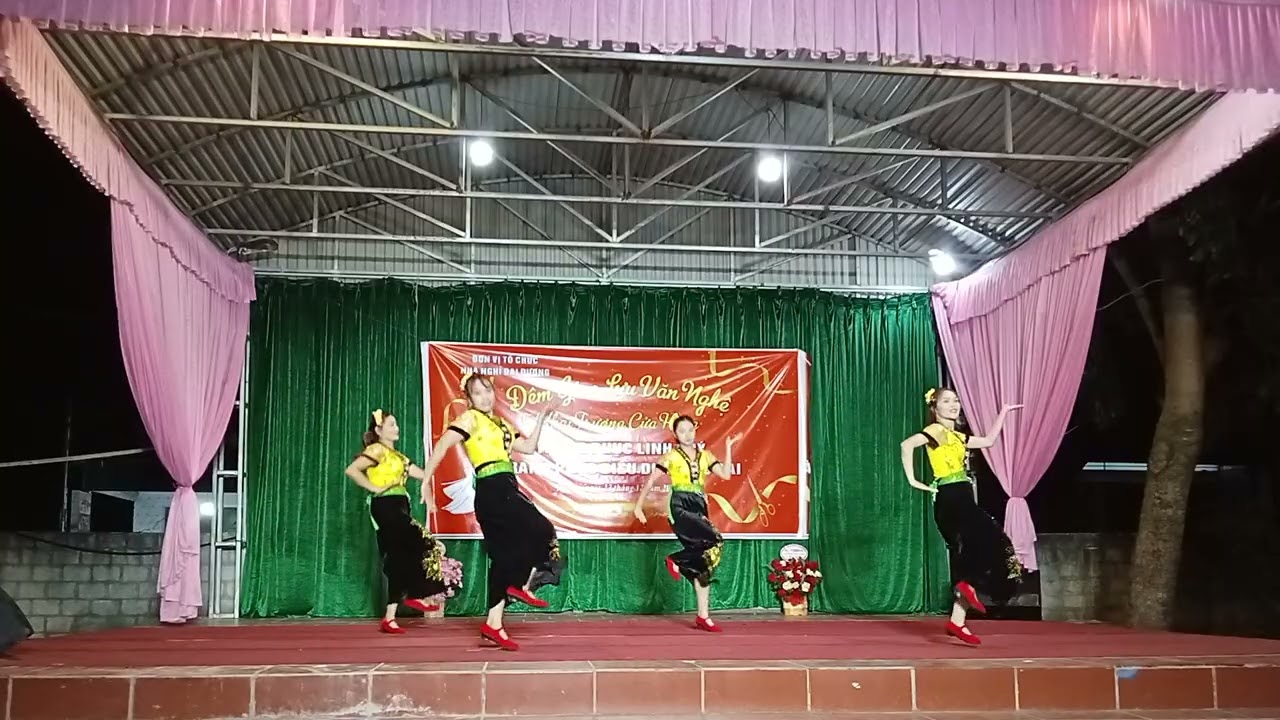 Múa giao lưu văn nghệ nhân ngày khai trương cửa hàng trang phục linh quý 