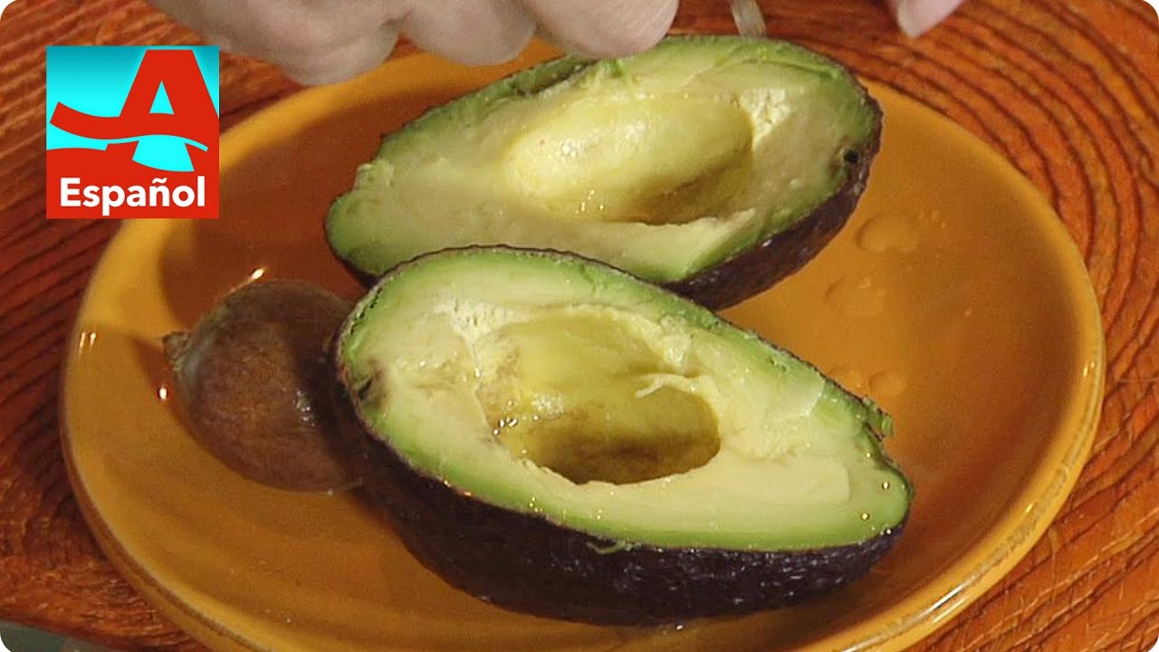 C&oacute;mo prevenir la oxidaci&oacute;n del aguacate | Secretos de cocina | AARP en espa&ntilde;ol