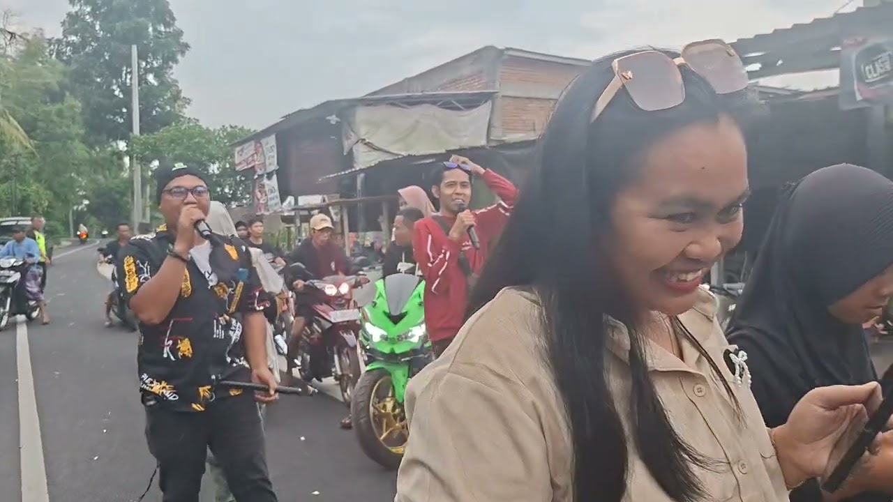 Sik pengiring ikut pegang gendang