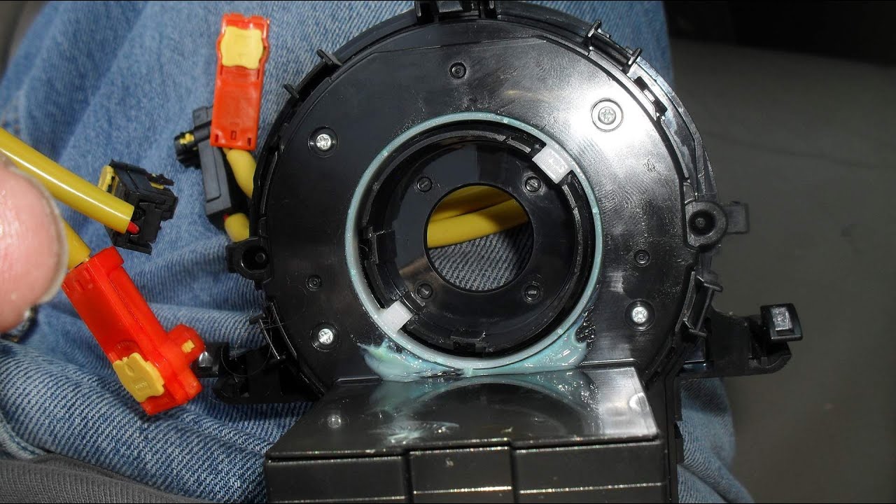 2010 Toyota Highlander Clock Spring Replacement. Fixed the HORN.