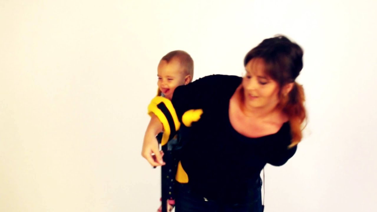 Luna, in spate, de pe sold. Back carry in Luna SSC, hip scoot