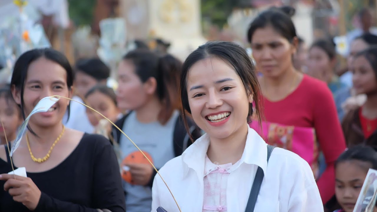 เที่ยวงานบุญพระเวดสันดอรที่วัดบ้านดินกอก สาละวัน #room555 #สาวลาว #งานบุญ 