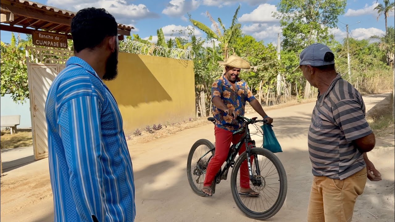 Seu Chico pegou Seu Biu andando na Bicicleta dele 