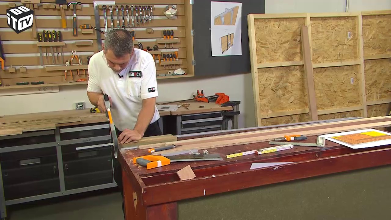 Scie à panneaux verticale