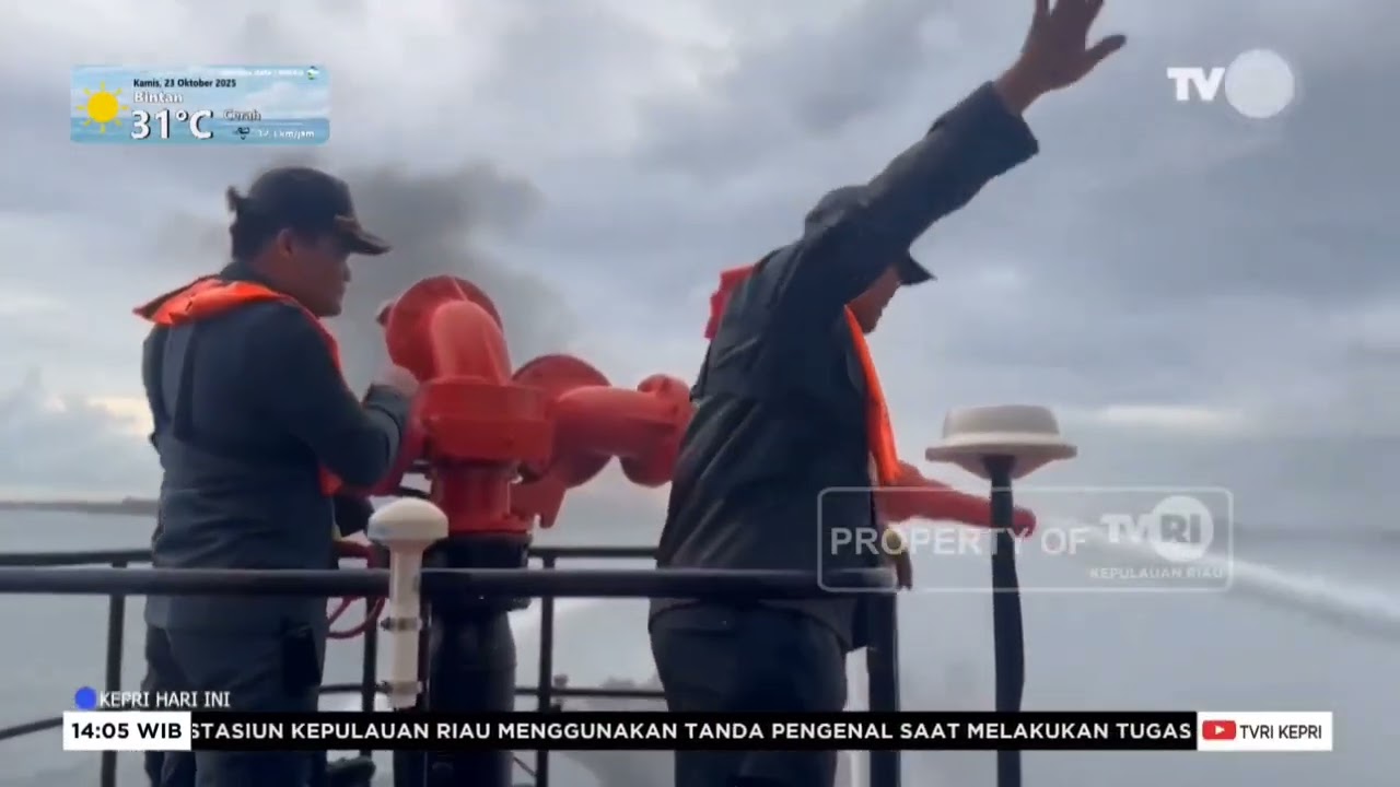 SEBUAH KAPAL TERBAKAR DI PERAIAN BATAM