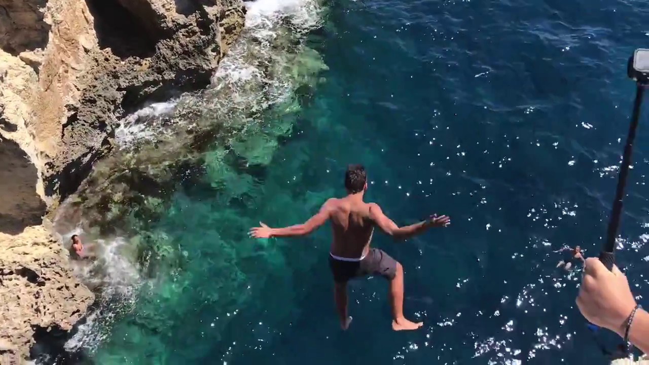Cliff jumping Malta Blue Lagoon Comino