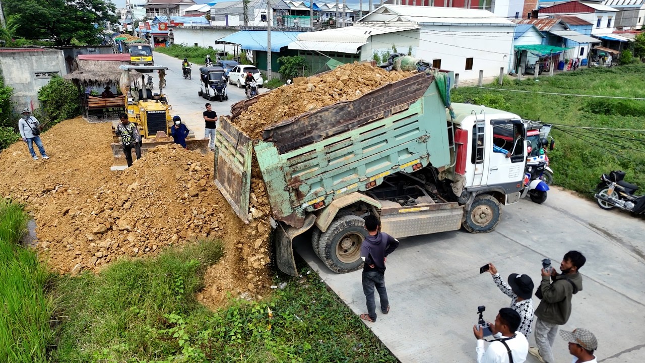 Ultimate New Project Staring Process, Dozer Pushing Soil vs 5ton Dump Truck Unloading
