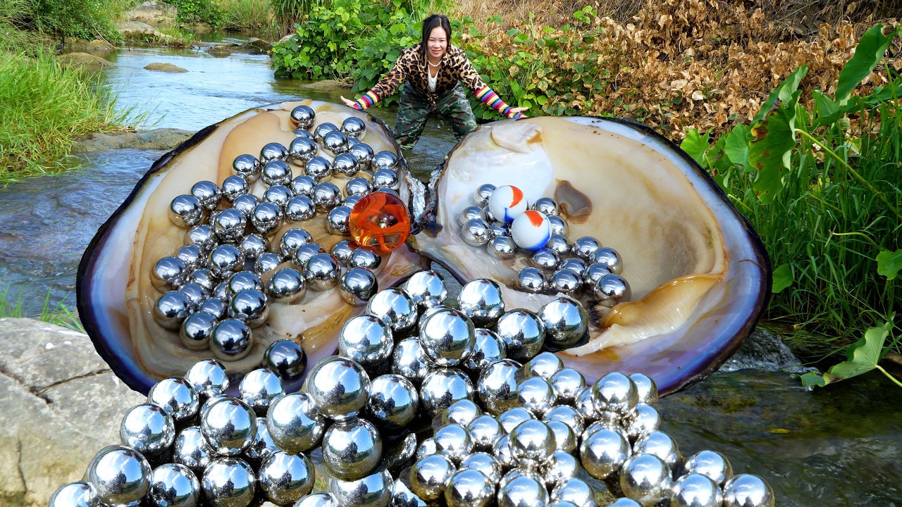 Prying open the giant clam, countless sparkling silver pearls flowed out from inside, so beautiful