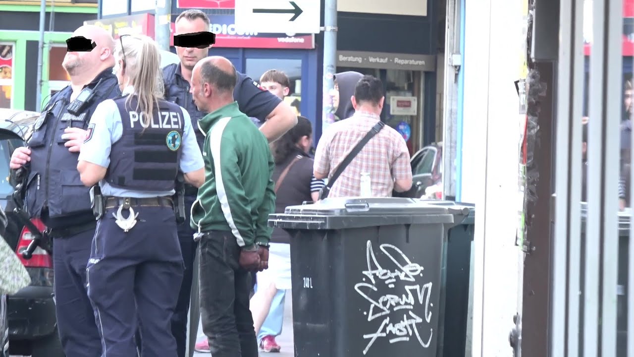 Mann spuckt jemanden an - Erh&auml;lt Platzverweis am Bonner Bertha-von-Suttner-Platz am 04.04.25