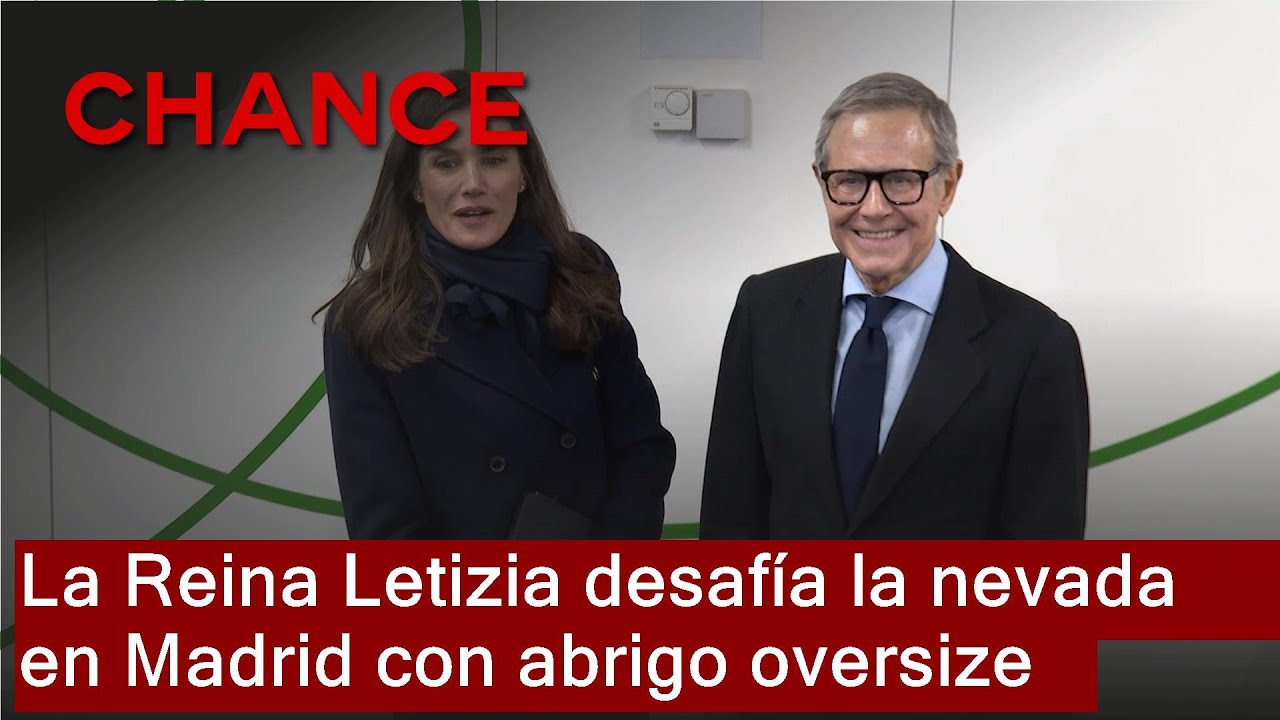 La Reina Letizia planta cara a la nevada en Madrid con un abrigo de lana en clave oversize