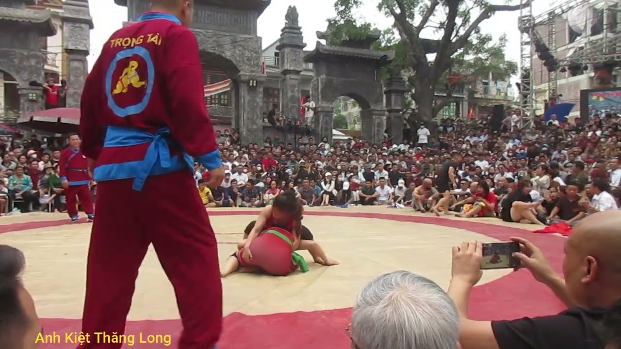 Vật d&acirc;n tộc tại Mẫn X&aacute;, đ&ocirc; vật Nguyễn Thị Kim Anh gặp Thị S&aacute;ng qu&aacute; hấp dẫn