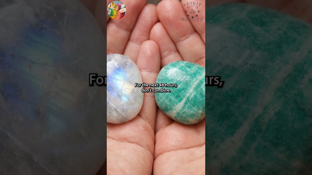 Эмоционально замкнутый лунный камень против амазонита #кристаллы #курспокристаллам #лунныйкамень ...