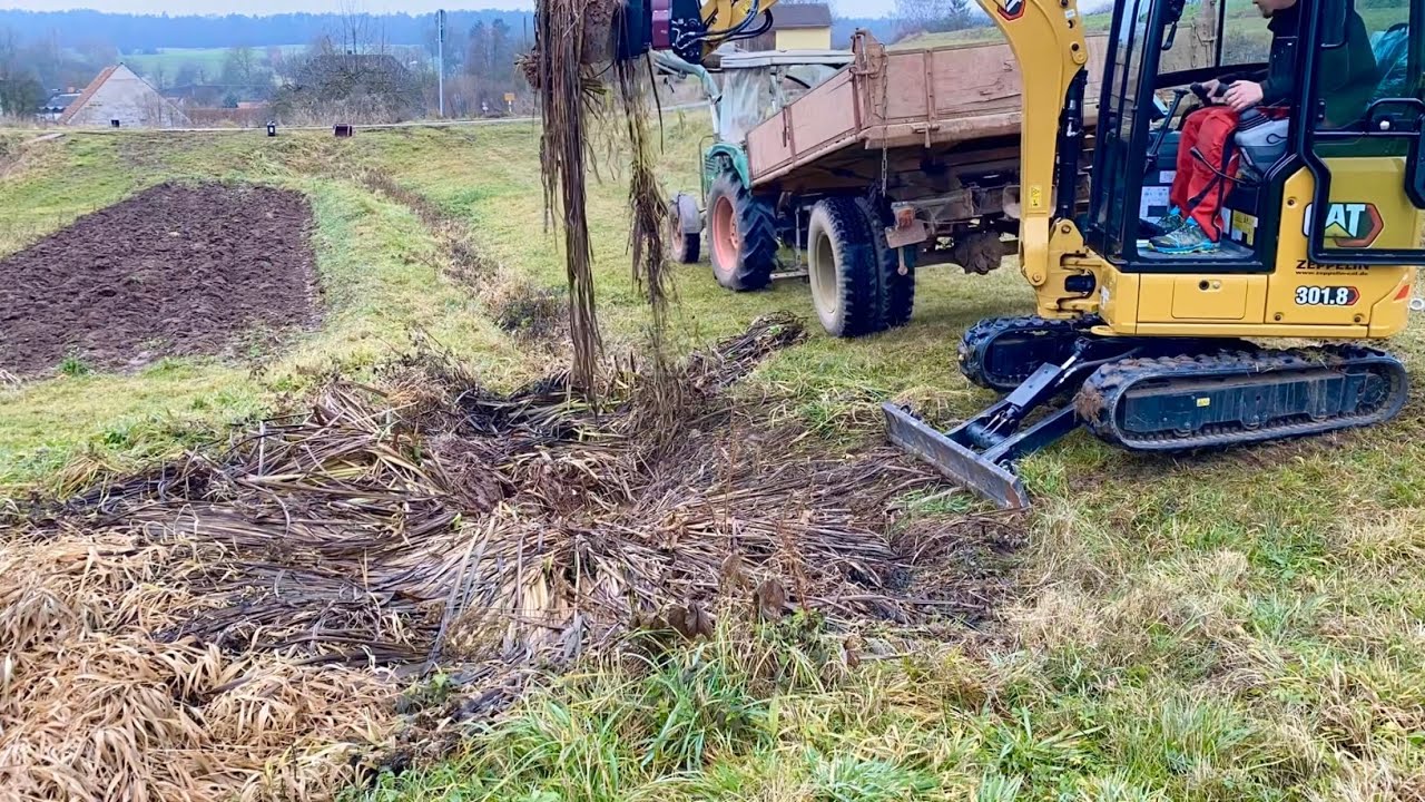 Ablaufgräben ausputzen mit dem CAT 301.8 NextGen und Rototop
