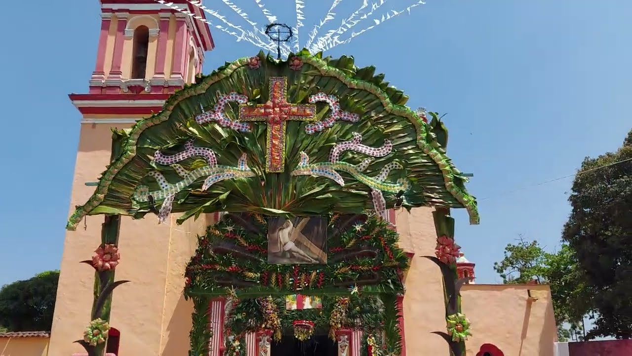 Arcos adornados a la entrada de la parroquia de Amatlán