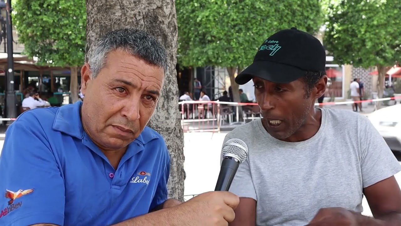 دالي كحلة وصديقه يتحدثون علي كف التفتيش في تونس