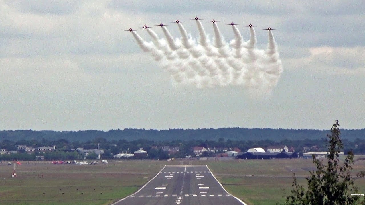 The Red Arrows Run & Break Manoeuvre. 
