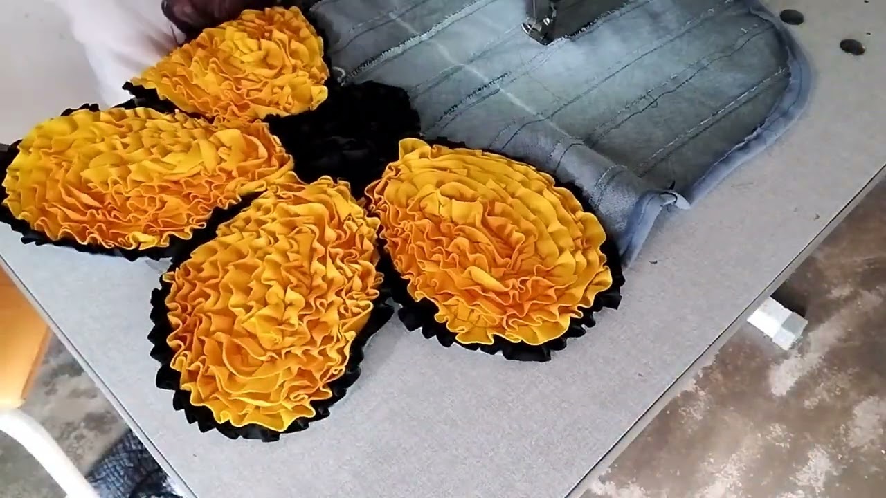 muito lindo esse tapete frufru com detalhe de flor 🌼#tapeteartesanal