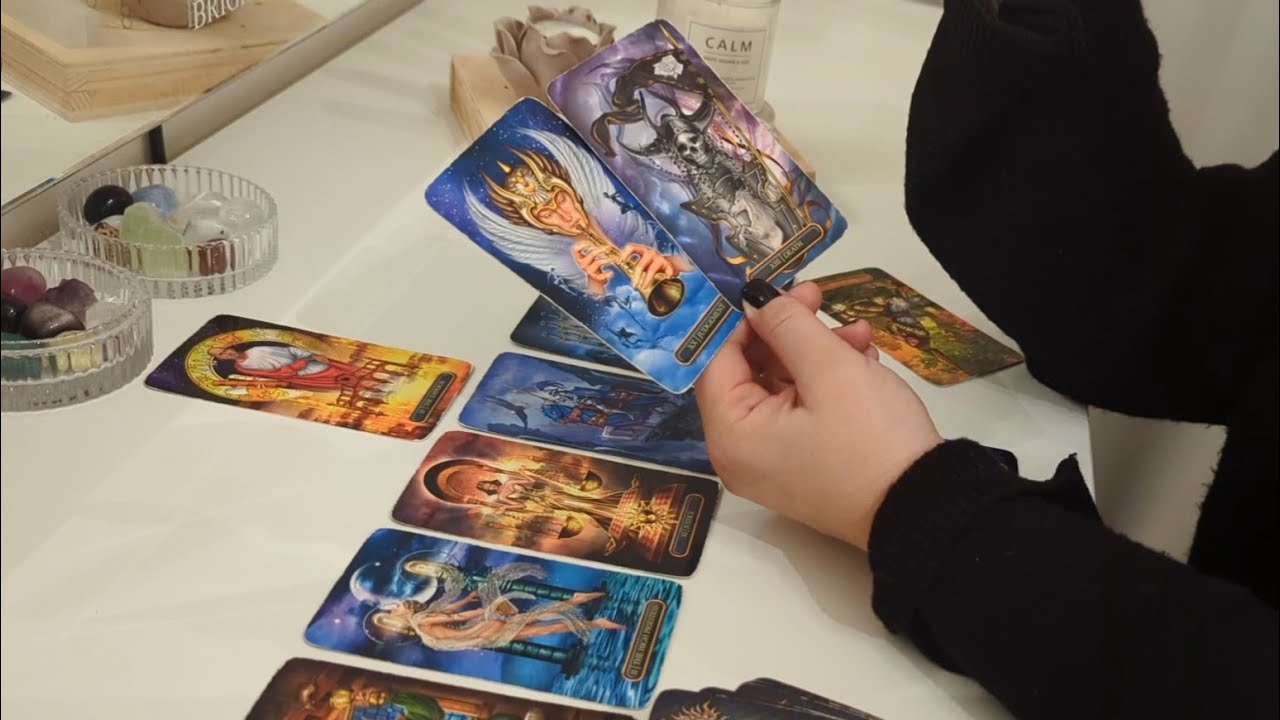 Du speglar denna person på sätt man inte upplevt tidigare, på gott och ont😅🪞Mycket sker i denne nu🌪️