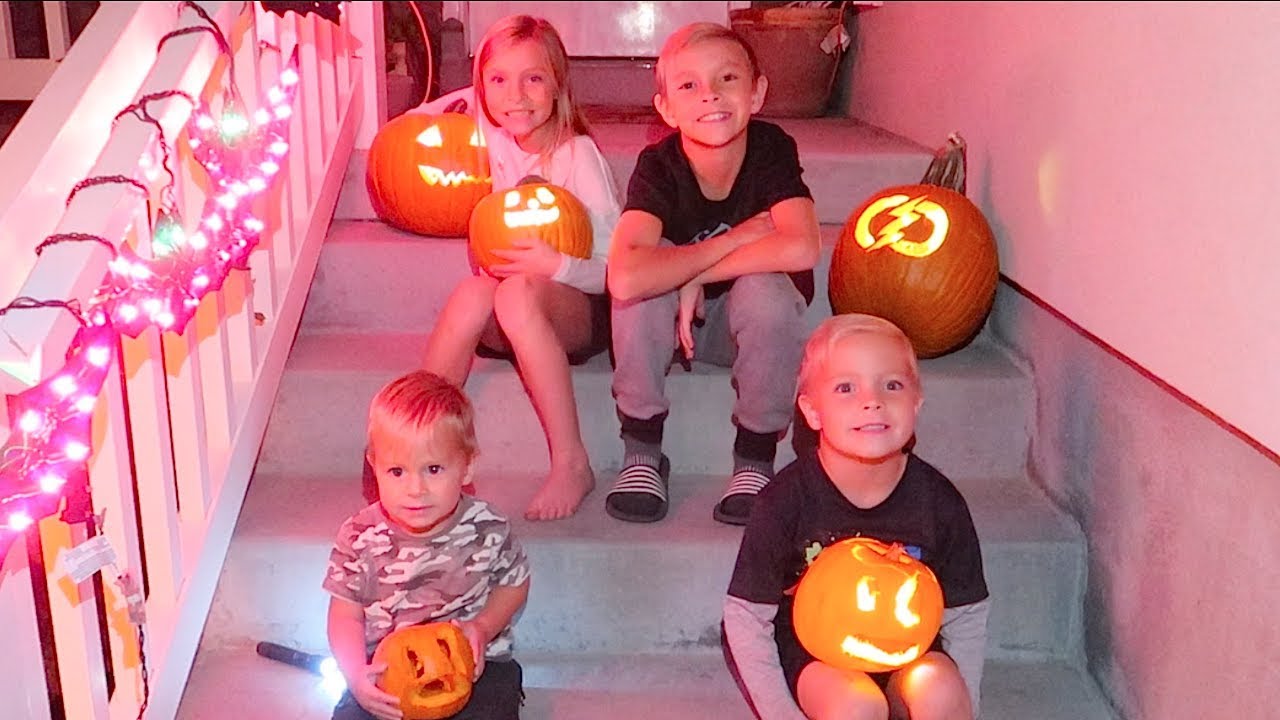 👻NIGHT BEFORE HALLOWEEN🎃 Costumes, Decorations, and Carving Pumpkins!