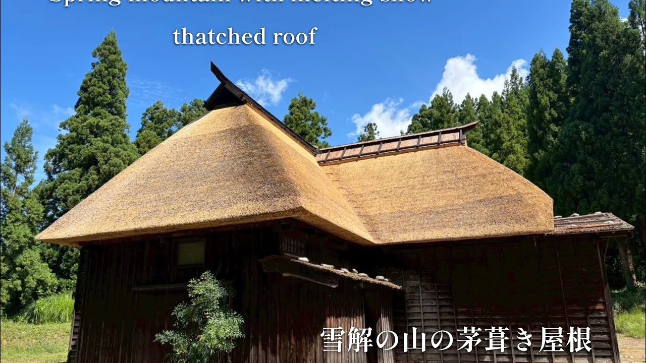 【新潟】雪解の山の茅葺き屋根　Spring mountain with melting snow thatched roof