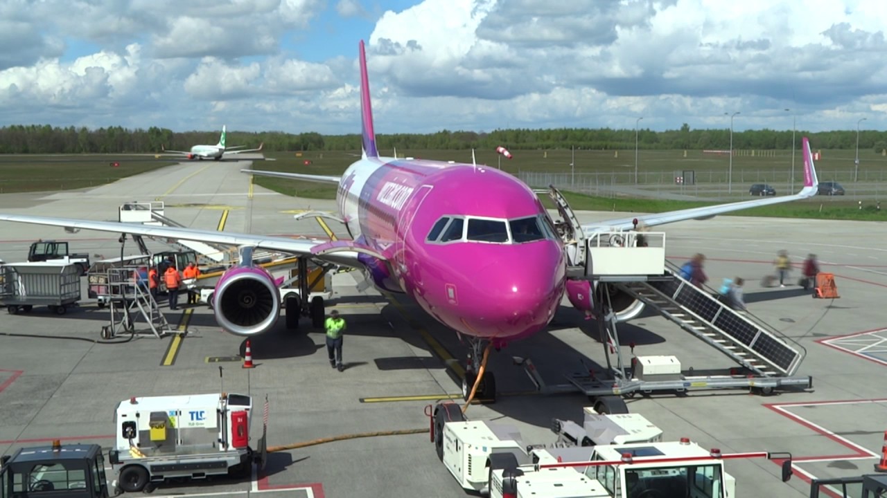 Wizz Air a320 turnaround at eindhoven Airport! (eheh)