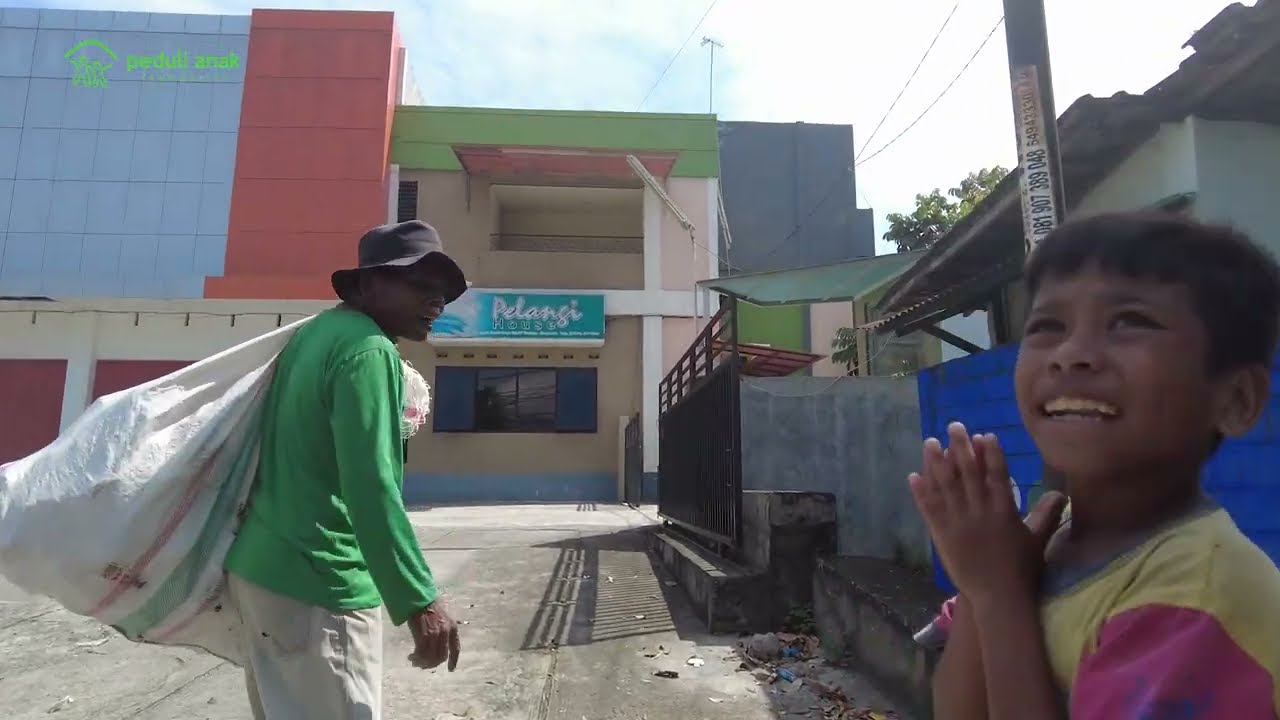 Kakek dan Cucu Memulung untuk Membayar Sekolah