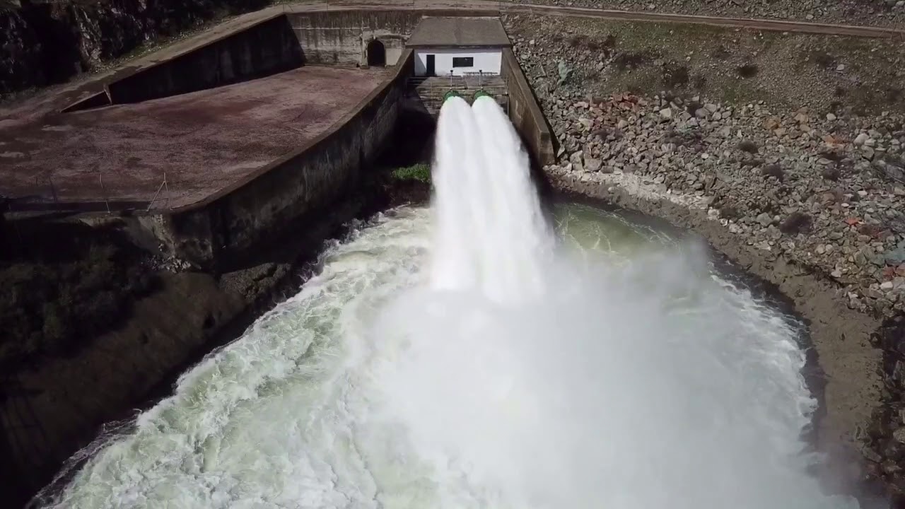 Embalse de Zufre desembalsando agua