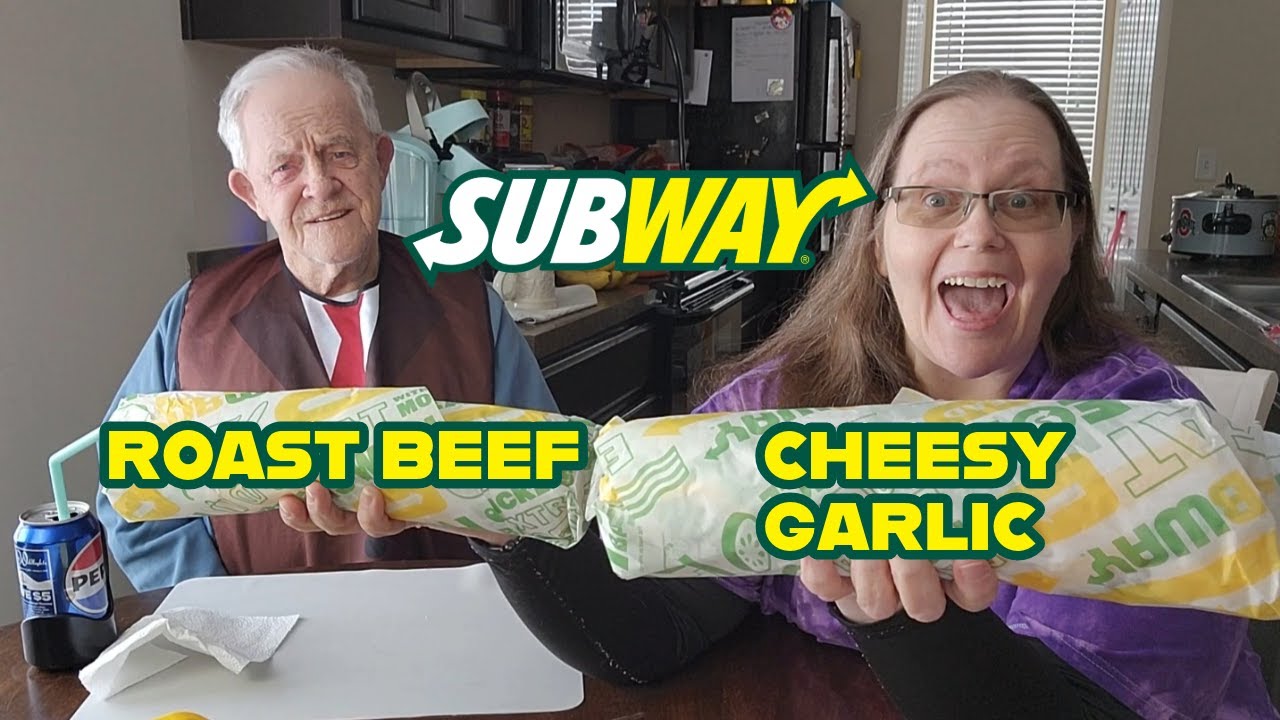 Обзор сэндвичей Subway с сыром и чесноком, а также сэндвича с ростбифом.