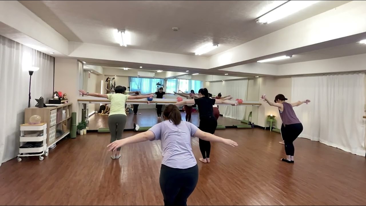 30分鐘動態核心BARRE 練習，動動肩膀、練練臀部跟腹部。