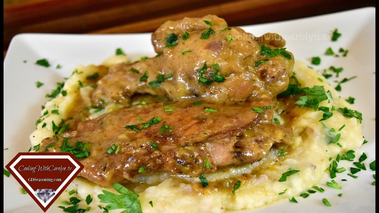 THE BEST SOUTHERN SMOTHERED TURKEY WINGS AND GRAVY | Cooking With Carolyn