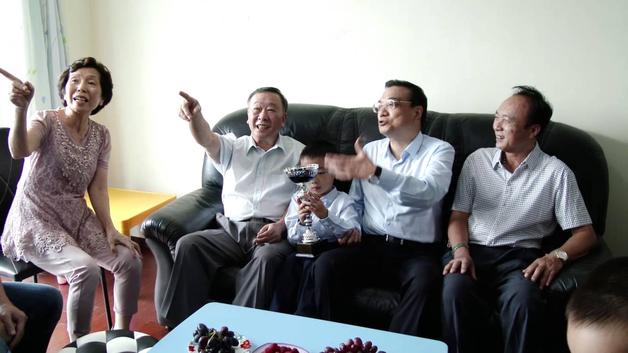 李克強探訪一個本澳家庭，與戶主親切交談