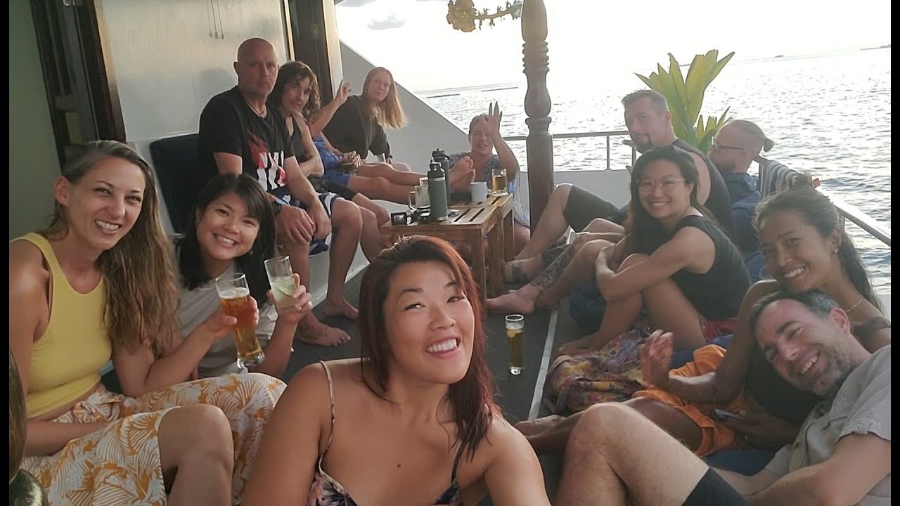 Incredible Maldives Liveaboard: Sharks, Dolphins & Mantas OH MY! 😍