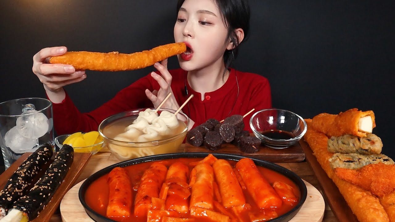 SUB)미친쫜득함 가래떡떡볶이 먹방! 초대왕오징어튀김에 김밥 순대 어묵까지 분식 리얼사운드 Tteokbokki & Giant deep-fried squid Mukbang Asmr