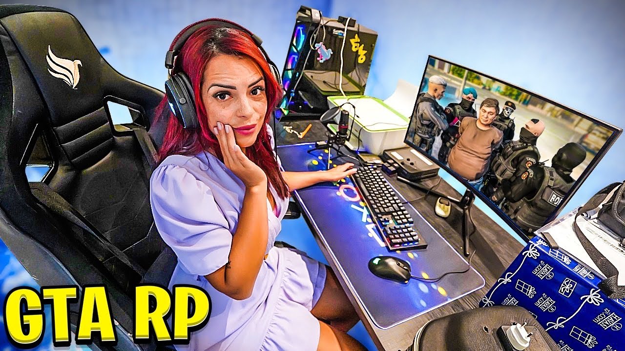 В первый раз, когда она играла в GTA RP *, ее арестовали через 3 минуты 🤣🤣🤣 *