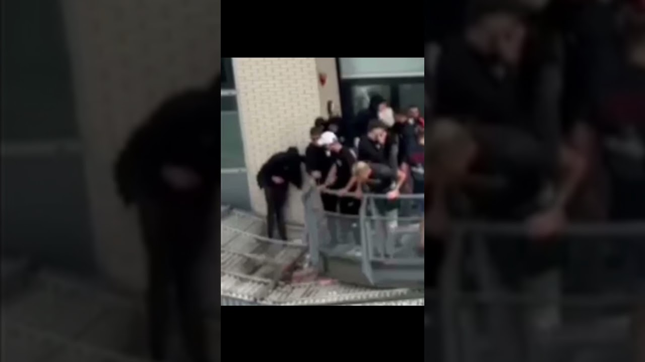 Fc Utrecht supporter valt in uitvak met 1200 Feyenoord hooligans ?!