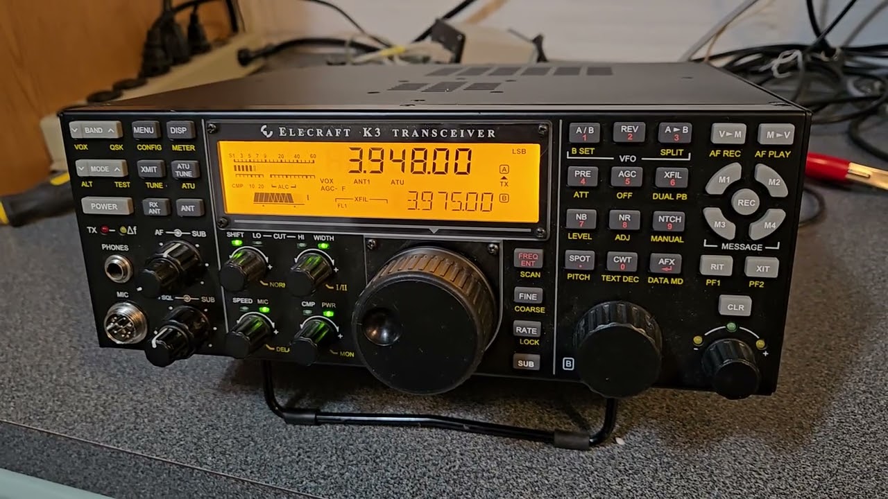 Трансивер Elecraft K3 мощностью 100 Вт, КВ, с автотюнером и фильтрами.