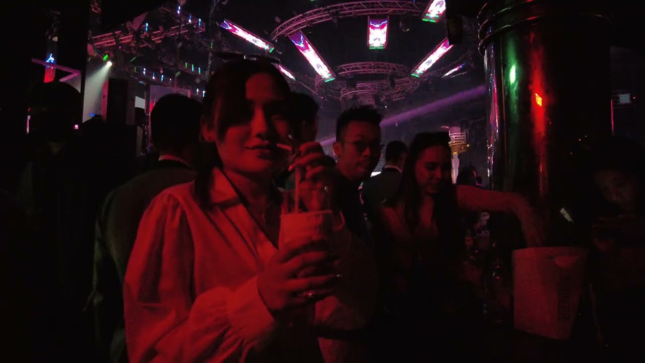 芭提雅好莱坞酒吧，pattaya Hollywood 好多妹子在等客人