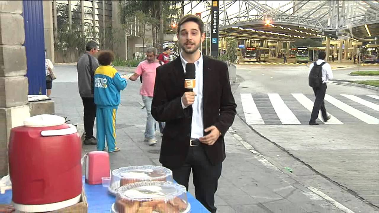 Na crise, mais gente vai à rua vender café e bolo