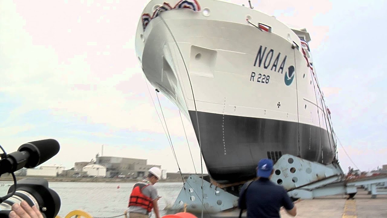 Церемония крещения и спуска на воду судна NOAA «Рубен Ласкер» — 16 июня 2012 года.